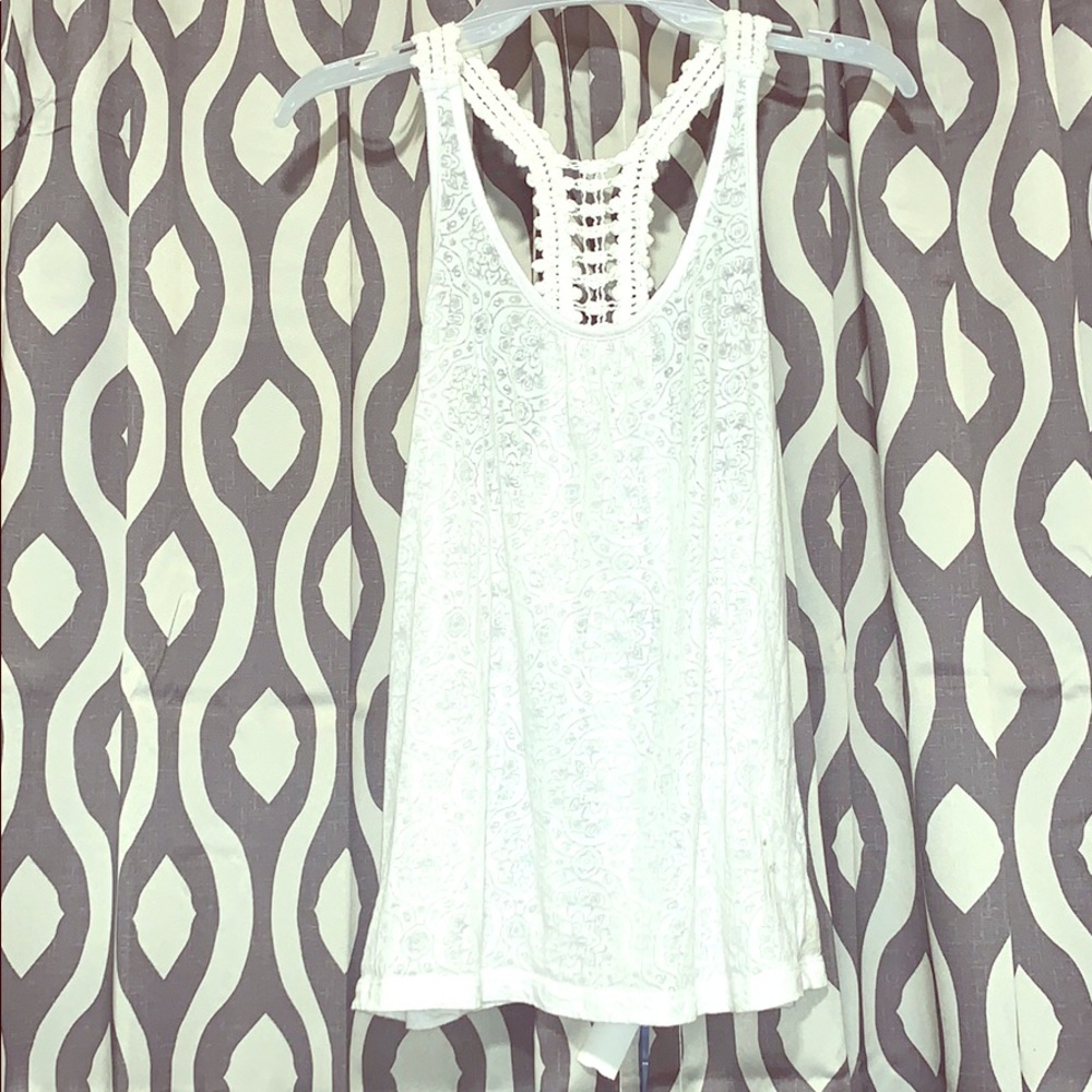 L.e.i. White flowy tank top